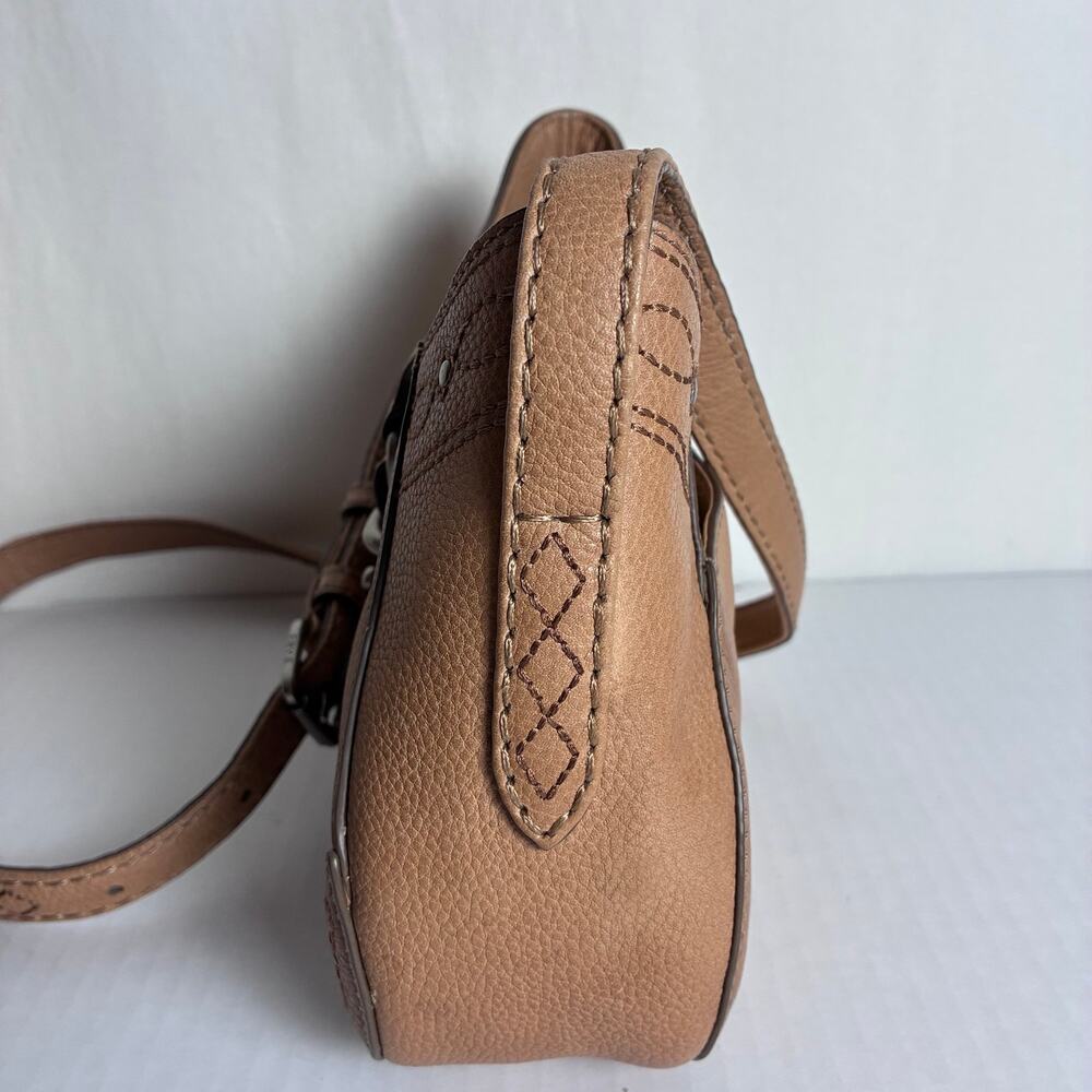 Vintage Frye Tan Pebbled Leather Studded Stitch Hobo Crossbody Bag Dust Bag Y2K - Picture 5 of 16